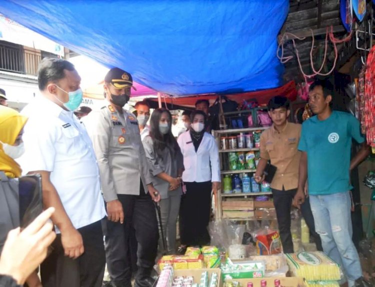 Kapolres OKU AKBP Danu Agus Purnomo bersama Pemkab OKU saat sidak stok dan harga bahan pokok di Pasar Atas Baturaja, Rabu (23/3). (Diskominfo OKU/rmolsumsel.id)