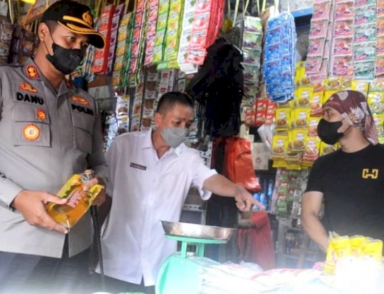 Kapolres OKU AKBP Danu Agus Purnomo saat melakukan sidak bahan pokok di Pasar Atas Baturaja, Rabu (23/3). (Diskominfo OKU/rmolsumsel.id)
