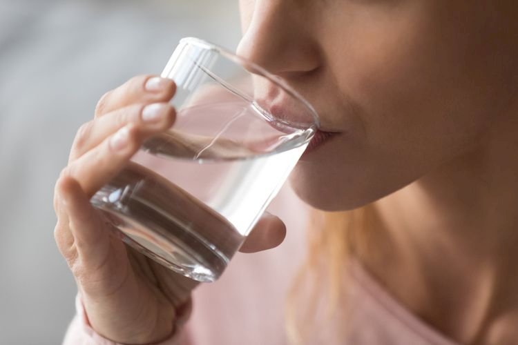 Rutin minum air putih bisa menurunkan berat badan. (Net/rmolsumsel.id)