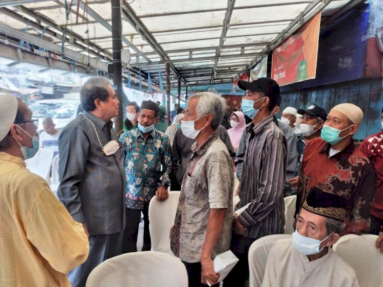Anggota DPRD Sumsel Yansuri berdiskusi dengan warga Pasar Kuto saat reses DPRD Sumsel Dapil II Kota Palembang. (Ist/rmolsumsel.id)