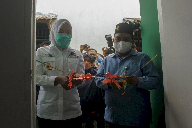 Ketua Baznas Palembang bersama Wawako Palembang meresmikan bedah rumah di Kecamatan Seberang Ulu II. (Humaidy Aditya Kenedy/Rmolsumsel.id). 