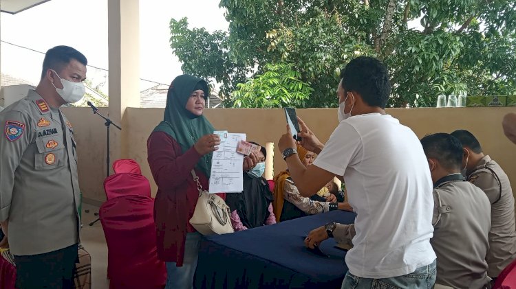 Proses penyaluran dana BTPKLWN di Gedung Serba Guna Mapolres Muara Enim.  (noviansyah/rmolsumsel.id)