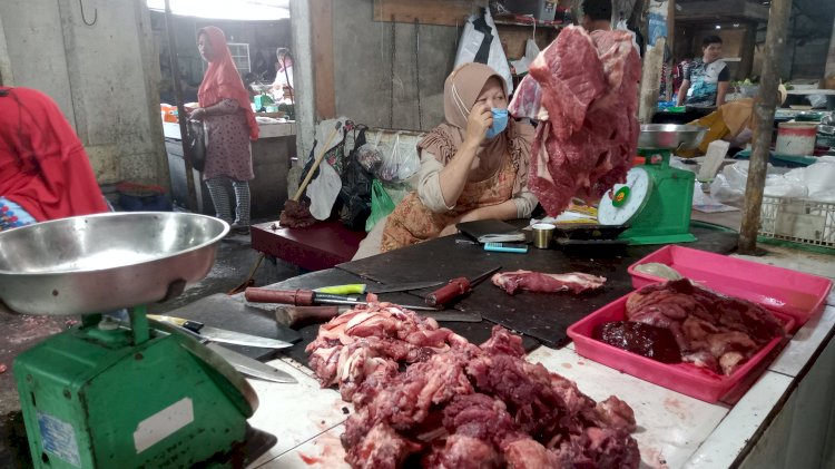 Salah seorang pedagang daging di Pasar Inpres Muara Enim, Nur saat sedang menjual dagangannya, Kamis (24/3). (noviansyah/rmolsumsel.id)