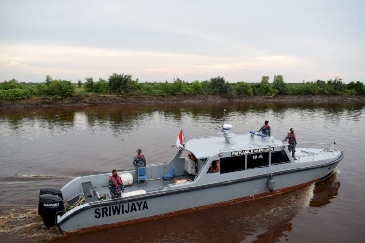 Patkamla Sriwijaya I-3-54 dengan personel Bintara Potensi Maritim mencari dua warga yang hilang usai terjadinya kecelakaan air di alur Muara Sugihan, OKI. (Ist/rmolsumsel.id)