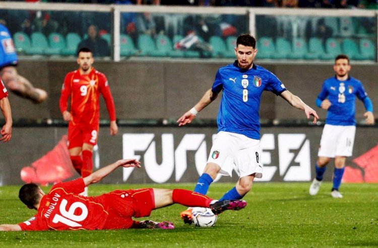 Gelandang Italia Jorginho dihadang gelandang Makedonia Utara Boban Nikolov pada pertandingan semifinal playoff Piala Dunia 2022 Qatar zona Eropa, Kamis malam (24/3) waktu Italia. (Reuters/rmolsumsel.id)