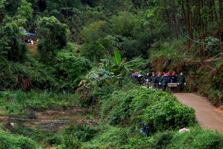 Tim pencarian dan penyelamatan mengevakuasi beberapa temuan di lokasi jatuhnya pesawat China Eastern Airlines di pegunungan yang tertutup hutan di wilayah Guangxi selatan China. (Reuters/rmolsumsel.id)