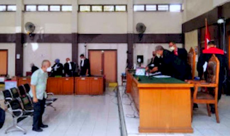 Salah satu terdakwa yang saat ini statusnya tahanan kota dihadirkan secara langsung dalam persidangan/ist