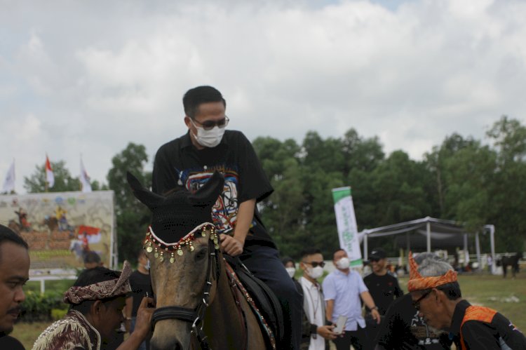 Sekda Palembang Ratu Dewa Menjajal Olahraga Panahan Berkuda/Foto: Humaidy Kennedy