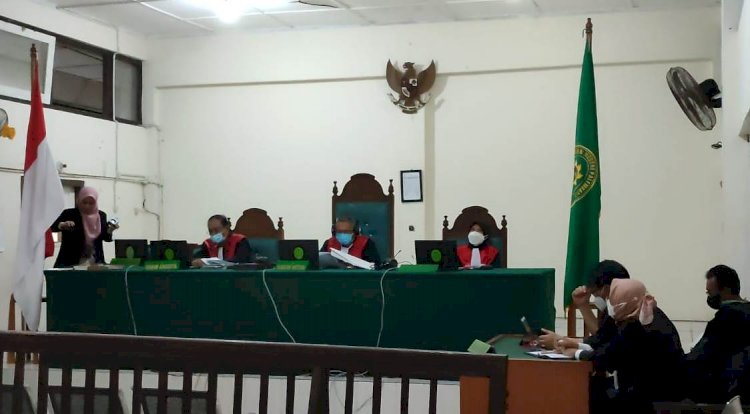 Majelis Hakim yang diketuai Yoserizal SH MH membacakan amar putusan dua terdakwa Ir Sarimuda dan Margono/Foto: ist