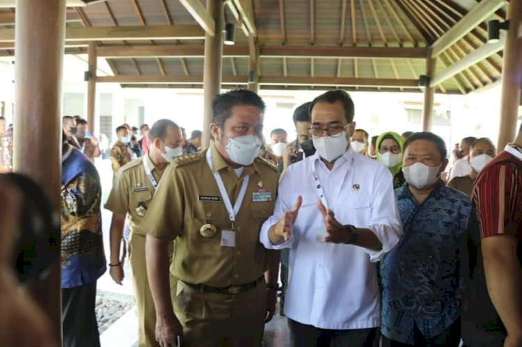 Menteri Perhubungan Budi Karya Sumadi (kanan) didampingi Gubernur Sumsel Herman Deru. (ist/rmolsumsel.id)