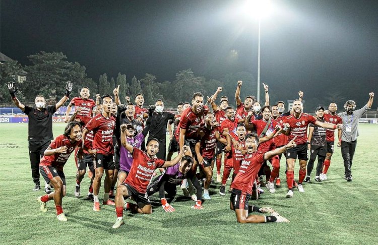 Pemain, pelatih dan ofisial Bali United melakukan selebrasi usai dipastikan menjadi juara Liga 1 musim 2021/2022, Jumat malam (25/3). (baliunitedfc/rolsumsel.id)