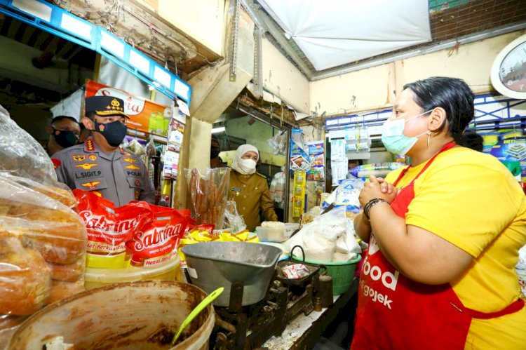 Kapolri Jenderal Listyo Sigit Prabowo meninjau ketersediaan dan harga penjualan minyak goreng jenis curah di Pasar Wonokromo, Jawa Timur, Sabtu (26/3/2022).
