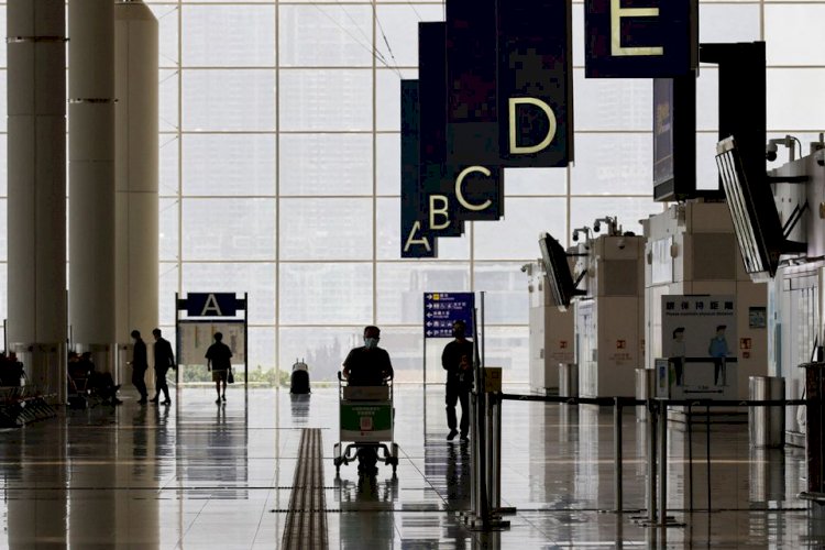 Seorang pelancong berjalan di aula keberangkatan di Bandara Internasional Hong Kong di tengah pandemi penyakit Covid-19 di Hong Kong. (Reuters/rmolsumsel.id)