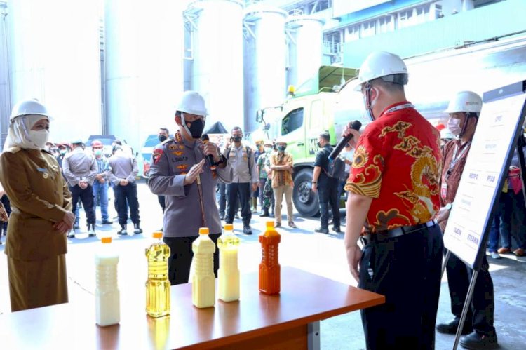 Kapolri Jenderal Listyo Sigit Prabowo didampingi Gubernur Jawa Timur Khofifah Indar Parawansa saat meninjau produsen minyak goreng PT. Smart di Rungkut, Surabaya. (Humas Polri/rmolsumsel.id)