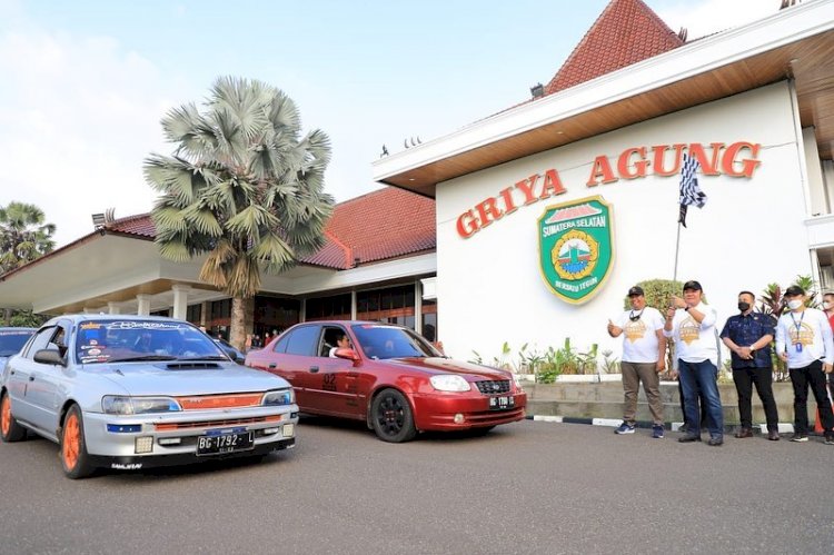 Gubernur Sumsel Herman Deru melepas konvoi anggota SSCR di Griya Agung Palembang, Minggu (27/3). (Humas Provinsi Sumsel/rmolsumsel.id)