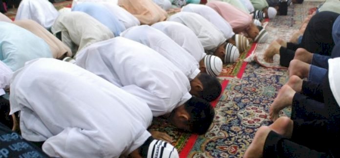 Pemerintah mengizinkan salat tarawih berjemaah di masjid dengan syarat sudah divaksinasi booster. (Net/rmolsumsel.id) 