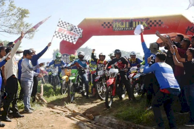 Wali Kota Pagar Alam Alpian Maskoni saat melepas peserta trail adventure Gas Bareng Kak Pian Bersama Stampac #2 di di Lapangan Tangga 2001, Gunung Gare, Minggu (27/3). (Humas Kota Pagar Alam/rmolsumsel.id)