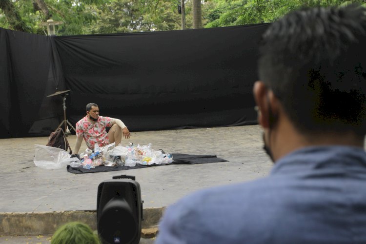 Wak Dollah, seorang pegiat teater di Palembang tengah menampilkan teater dengan tema sampah. (Humaidy Kenedy/rmolsumsel.id)