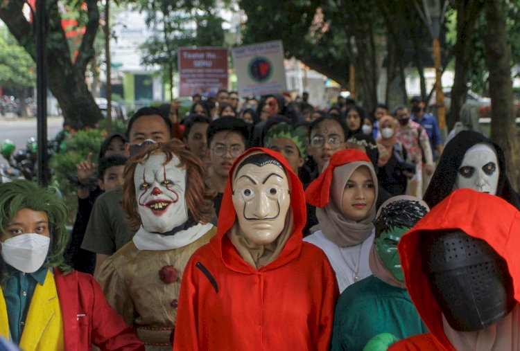 Beragam kostum dari peserta parade peringatan Hari Teater Sedunia di Taman KI. (kenedy/rmolsumsel.id)