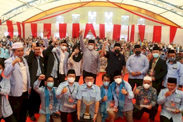 Gubernur Sumsel Herman Deru bersama Ketua Umum Masyarakat Ekonomi Syariah bersama para perwakilan kafilah pemenang FASI XI Tingkat Nasional pada penutupan, Minggu (27/3). (Humas Provinsi Sumsel/rmolsumsel.id) 