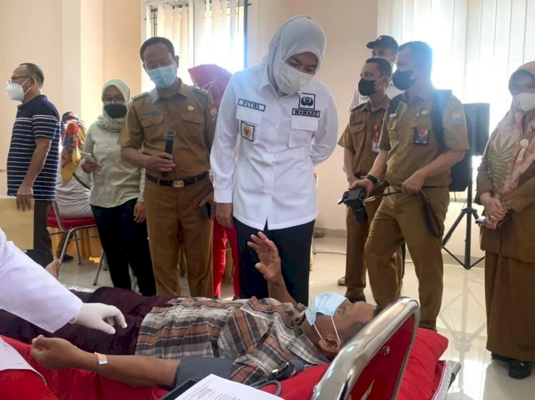 Wakil Wali Kota Palembang Fitrianti Agustinda ngobrol dengan masyarakat yang mendonorkan darahnya, Senin (28/3). (Diskominfo Palembang/rmolsumsel.id)
