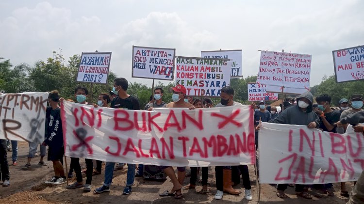 Aksi protes puluhan masyarakat yang tergabung dalam Kelompok Masyarakat Gunung Megang Bersatu. (Noviansyah/rmolsumsel.id)