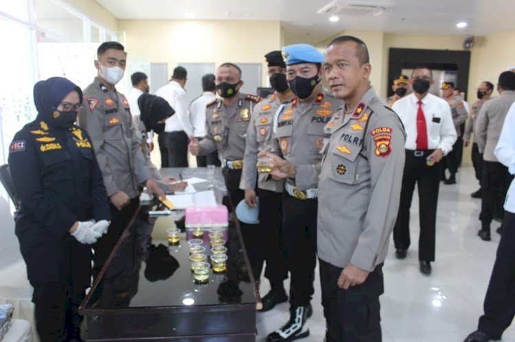 Wakapolda Sumsel Brigjen Rudi Setiawan mendampingi Karo Provos Divisi Propam Mabes Polri Brigjen Beni Ali mengecek hasil tes urine PJU Polda Sumsel, Senin (28/3). (Ist/rmolsumsel.id)
