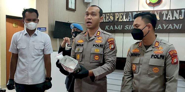 Kapolres Pelabuhan Tanjung Priok AKBP Putu Kholis saat menunjukkan barang bukti. (Istimewa/rmolsumsel.id)