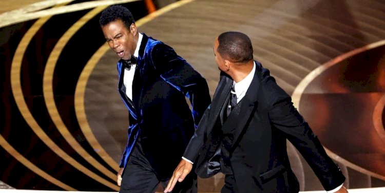 Will Smith ketika menampar Chris Rock di panggung Oscar 2022/Net