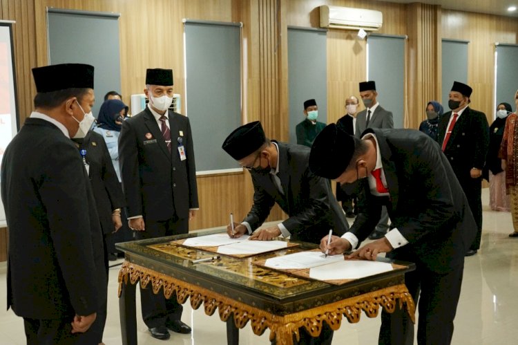 Kakanwil Kemenkumham Sumsel Harun Sulianto menyaksikan PPNS dan Notaris yang dilantik menandatangani berita acara pelantikan, Senin (28/3). (Ist/rmolsumsel.id)