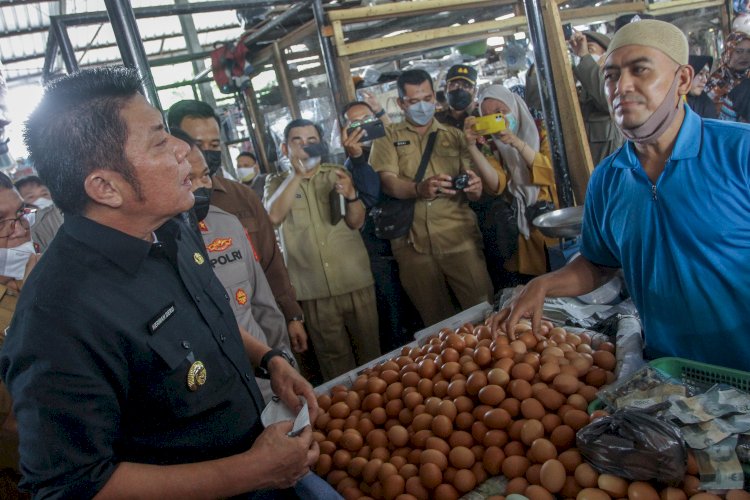 Gubernur Sumsel Herman Deru saat berbincang dengan salah seorang pedagang di Pasar Sekip  Palembang. (kenedy/rmolsumsel.id)