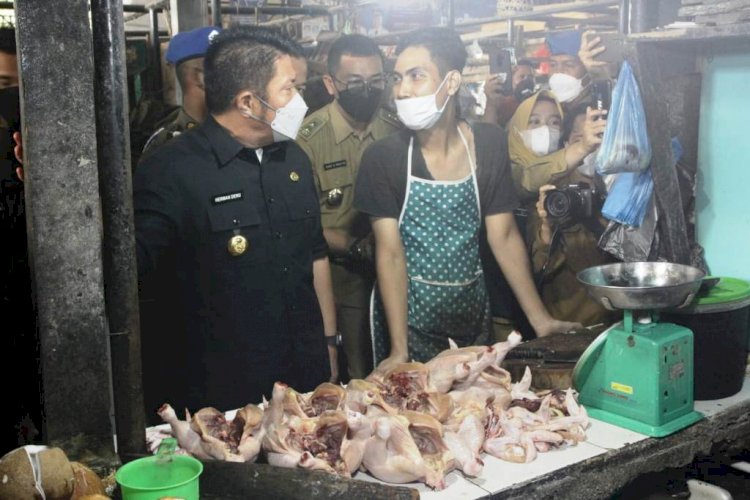 Gubernur Sumsel Herman Deru berbincang dengan pedagang ayam di Pasar Sekip Ujung di sela-sela pantauan stok dan harga bahan pokok jelang Ramadan, Selasa (29/3). (Humaidy Kenedy/rmolsumsel.id)