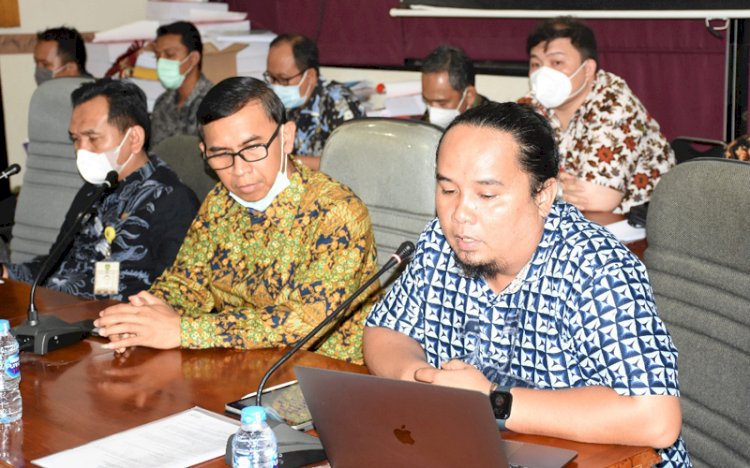 Kepala Teknik Tambang PT Trimata Benua, Ian Simamora saat Rapat Dengar Pendapat (RDP) bersama Komisi IV DPRD Sumsel, awal Maret lalu. (rmolsumsel)