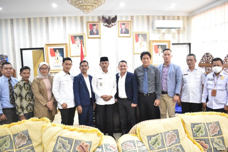 Foto bersama Wakil Bupati Ogan Komering Ilir (OKI), M. Dja'far Shodiq  dan jajaran pengurus DPC Peradi Kayuagung. (ist/rmolsumsel.id)
