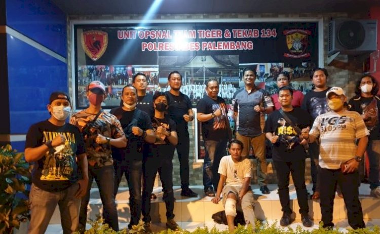 Pelaku begal saat ditangkap Sat reskrim Polrestabes Palembang. (Ist/Rmolsumsel.id). 