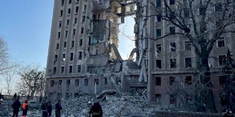 Kondisi gedung yang berlubang akibat serangan roket Rusia. (Istimewa/reuters)