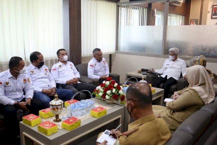 Wakil Gubernur Sumsel Mawardi Yahya saat berdialog dengan pengurus Abujapi Sumsel, Selasa (29/3). (Humas Provinsi Sumsel/rmolsumsel.id)