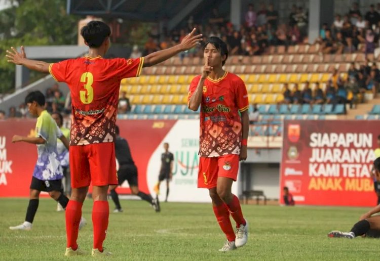 Pemain tim Sungai Keruh melakukan selebrasi usai menjebol gawang Bayung Lencir di laga final Liga MCF 2022, Selasa (29/3). (Diskominfo Muba/rmolsumsel.id)