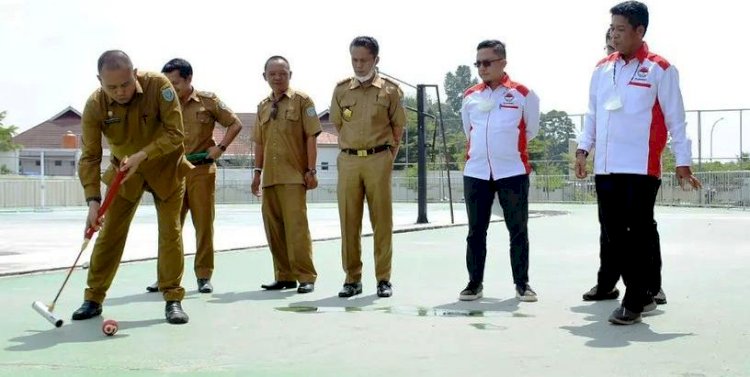 Kepala Dinas Pemuda dan Olahraga OKU Selatan Abdi Irawan mencoba memainkan Gateball. (Diskominfo OKU Selatan/rmolsumsel.id)