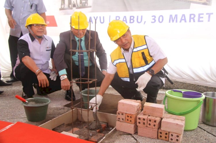 Sekda Muba Apriyadi melakukan oeletakkan batu pertama tanda dimulainya pembangunan kolam renang di Hotel Grand Ranggonang. (Ist/Rmolsumsel.id). 