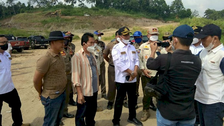 Dinas Penanaman Modal Pelayanan Terpadu Satu Pintu (PMPTSP) Kabupaten Pesawaran melakukan penyegelan dan penghentian aktivitas tambang penggalian mineral bukan logam/Foto:RMOLLampung