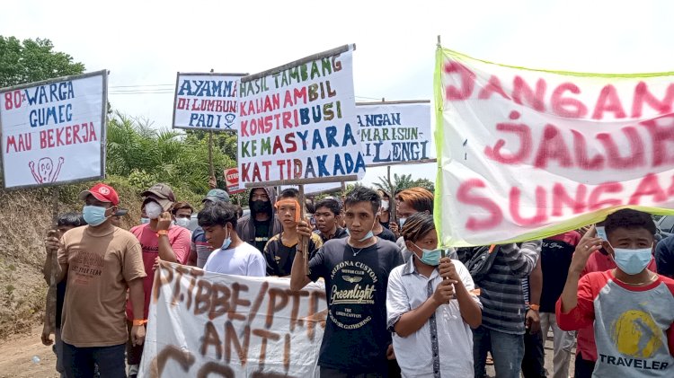 Aksi unjuk rasa warga terhadap aktivitas tambang PT TBBE dan PT RMK di Desa gunung Megang Dalam. (noviansyah/rmolsumsel.id)