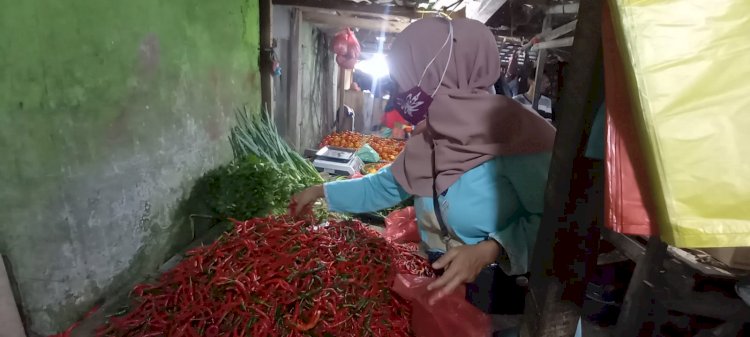 Seorang pembeli sedang membeli cabai merah di areal Pasar Inpres Muara Enim. (Noviansyah/Rmolsumsel.id). 