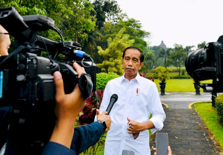 Presiden Joko Widodo memberikan keterangan seusai meninjau Candi Borobudur di Kabupaten Magelang, Provinsi Jawa Tengah, Rabu (30/3). (BPMI Setpres/rmolsumsel.id)