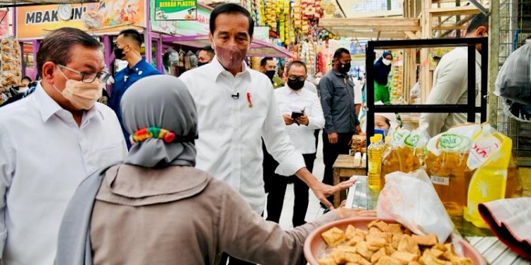 Presiden RI, Joko Widodo saat melakukan sidak di Pasar Tradisional di Jateng. (Istimewa/rmolsumsel.id)