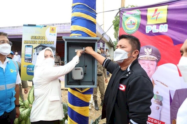 Gubernur Sumsel Herman Deru dan Bupati Musi Rawas Ratna Machmud meresmikan listrik masuk desa di Desa Harapan Makmur. (Humas Provinsi Sumsel/rmolsumsel.id)
