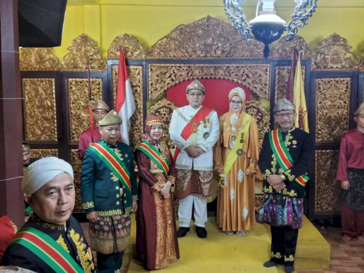 Foto bersama penerima Darjah Kehormatan Kesultanan Palembang Darussalam bersama Sultan Palembang, SMB IV Jayo Wikramo. (ist/rmolsumsel.id)