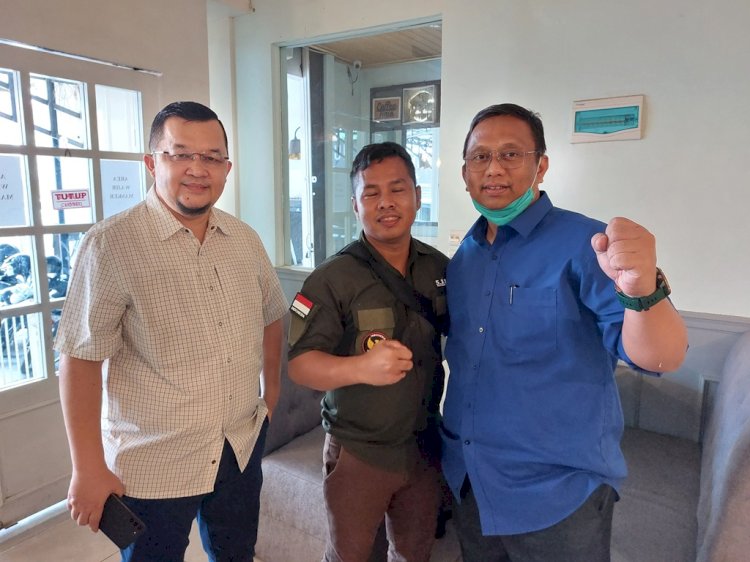Plt Kepala Dispora Sumsel Rudi Irawan bersama Ketua Umum KONI Sumsel Hendri Zainuddin dan Ketua NPCI Sumsel Ryan Yohwari usai membahas pencairan bonus atlet peraih medali PON XX dan Peparnas XVI Papua, Kamis (31/3). (Iwan Setiawan/rmolsumsel.id)