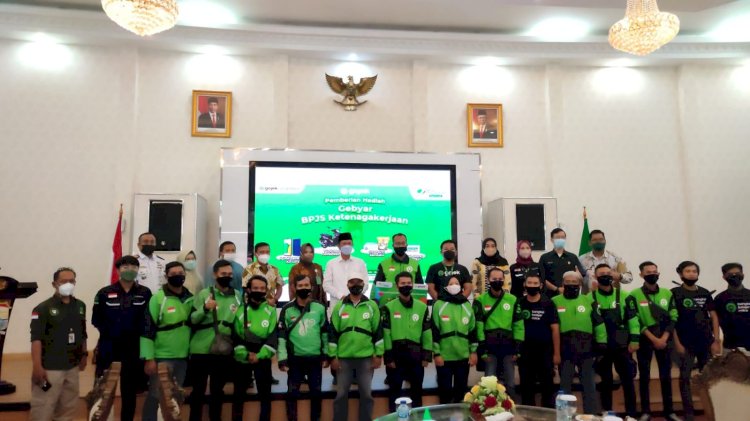 Foto bersama mitra gojek yang terdaftar BPJS Ketenagakerjaan. (Humaidy Kennedy/rmolsumsel.id)