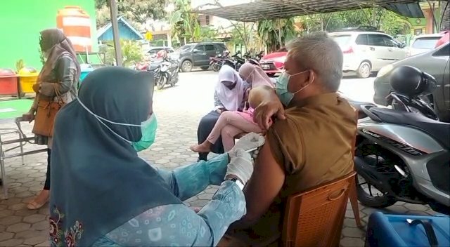 Para calon jemaah haji asal Muara Enim mengikuti program vaksinasi meningitis di halaman parkir Puskesmas Muara Enim. (Noviansyah/Rmolsumsel.id). 